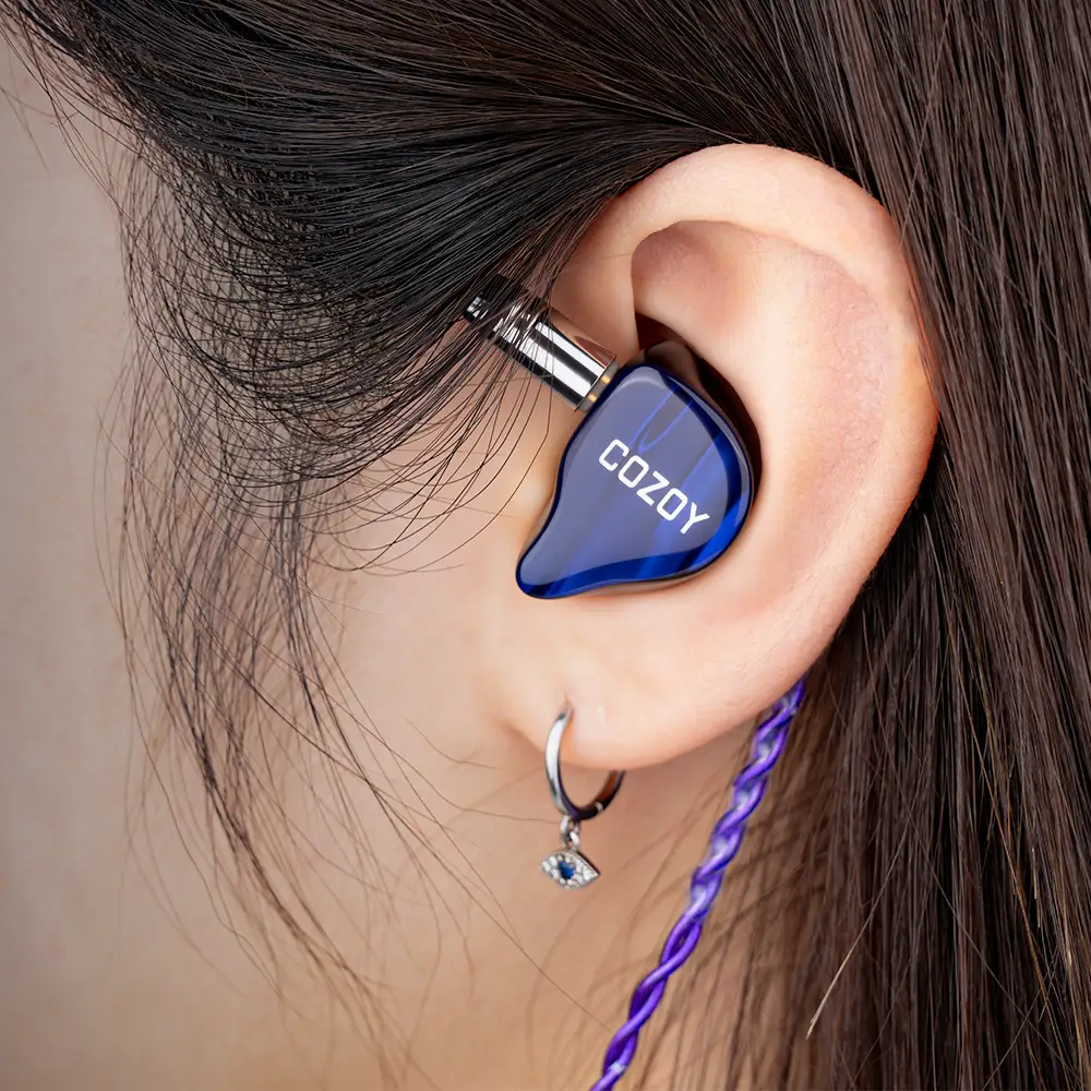 銀メッキOCC(2Pin-3.5mm)ケーブルが付属。